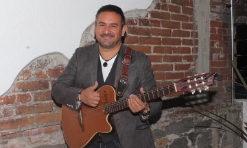 Trae Jaime Flores música desde su corazón