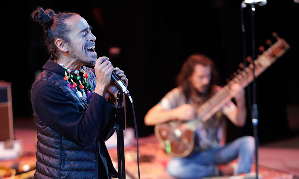 Rubén Albarrán toca por el gusto a la música