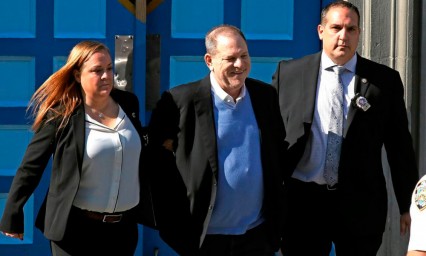 Harvey Weinstein se entrega a polic&iacute;a tras acusaciones de abuso sexual