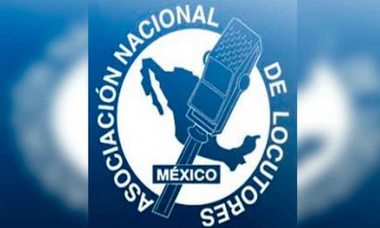 Entregan Micr&oacute;fono de Oro