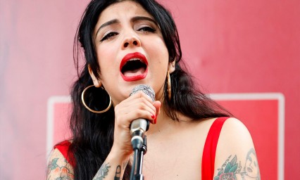 Arranca Mon Laferte su gira en Puebla