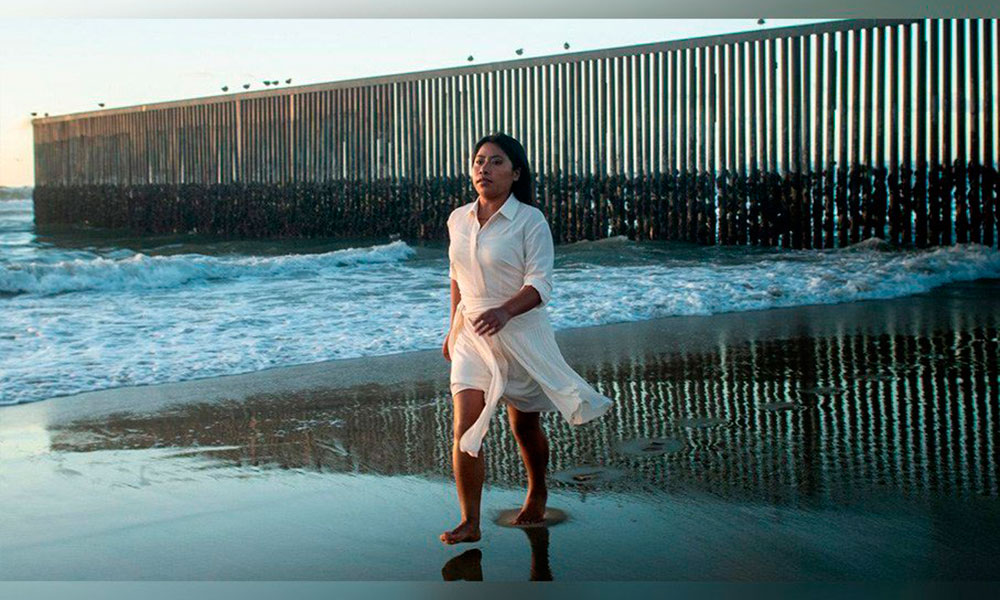 Yalitza Aparicio posa en el muro fronterizo de Tijuana