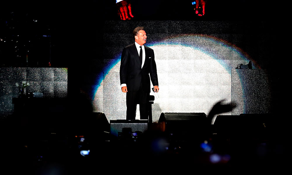 Luis Miguel lanzó el micrófono a un sonidista en su concierto en Panamá, según los medios