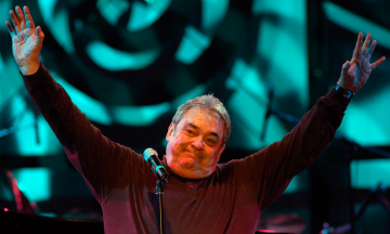 De luto la m&uacute;sica y la poes&iacute;a por Alberto Cortez