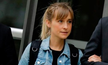 Actriz de 'Smallville' culpable por reclutar esclavas sexuales