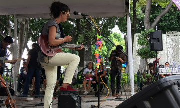 Presenta Itzel Azuara su nuevo material Caída Libre 