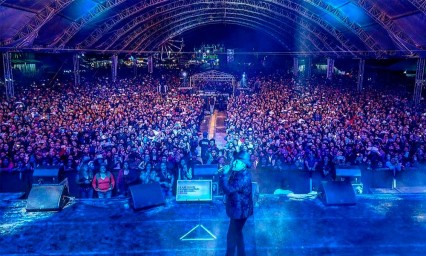 Juli&oacute;n &Aacute;lvarez es padrino de quincea&ntilde;eras