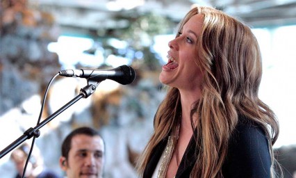Alanis Morissette rompe su silencio musical