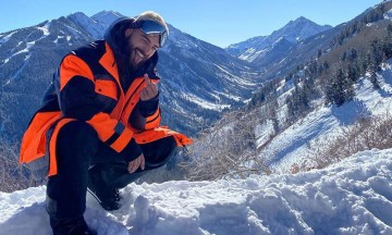 Maluma disfruta de la playa en la nieve