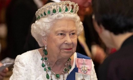 Celebra la Reina Isabel II un sombr&iacute;o cumplea&ntilde;os