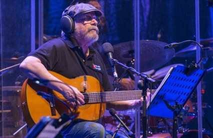 Dedica Silvio Rodr&iacute;guez disco sus amigos