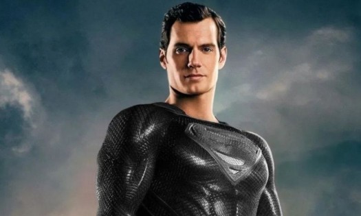  Se vuelve tendencia, Superman con  traje negro  