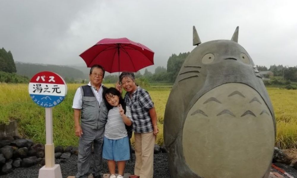 Construyen abuelitos japoneses un Totoro de tamaño real para sus nietos