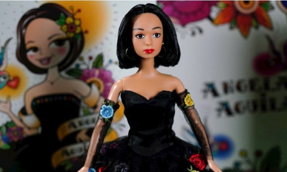 Presenta Ángela Aguilar su propia muñeca tipo “Barbie”
