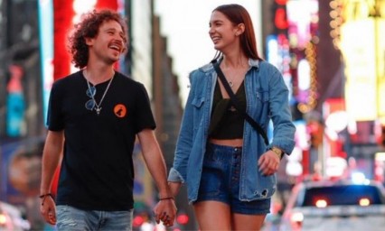  Luisito Comunica  de viaje por África: sin sana distancia y polémica foto con su novia