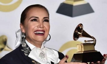  Celebra 45 años de trayectoria Aida Cuevas en el Auditorio Nacional