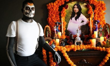 Fotos de hombre que dedica altar de muertos a su esposa y posa con su bebé se viraliza 