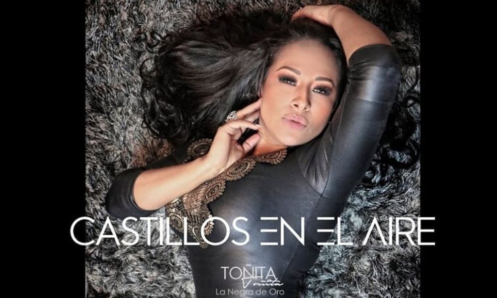 Celebra Toñita 18 años de trayectoria con ‘Castillos en el aire’