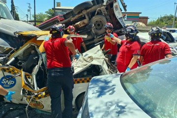 Camión se queda sin frenos y choca 8 vehículos