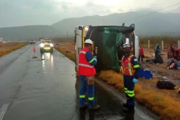 Mueren ocho personas y 30 resultan heridas en volcadura de autobús en Zacatecas