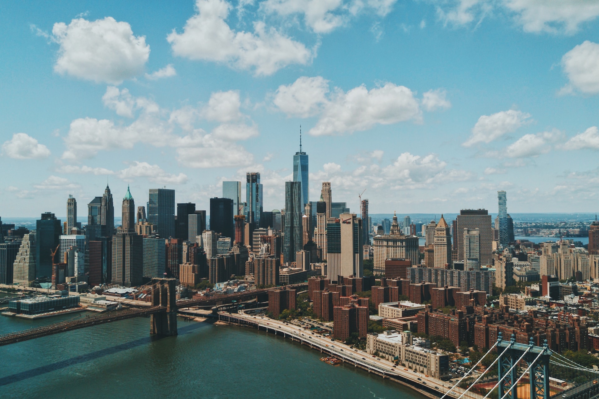 Puente de Brooklyn bajo un cielo nublado