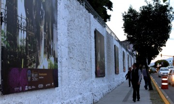 Abren exposición en la barda del Panteón Municipal