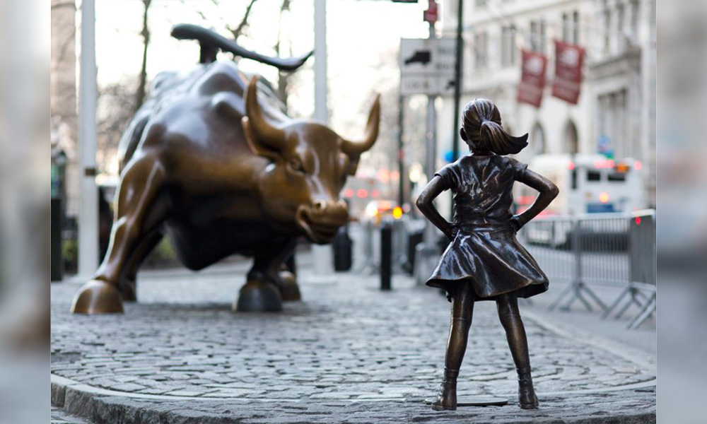 Se queda “la niña sin miedo” en Wall Street