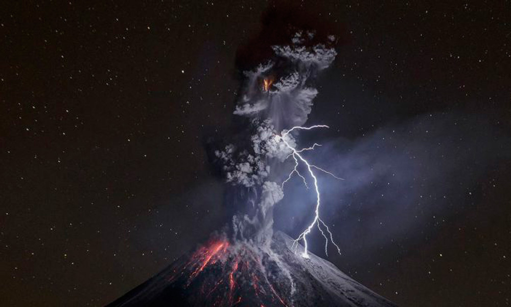 Premia NatGeo a mexicano por fotografía del Volcán de Colima