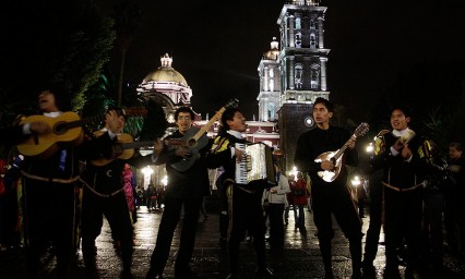 Ayudan m&uacute;sicos a damnificados