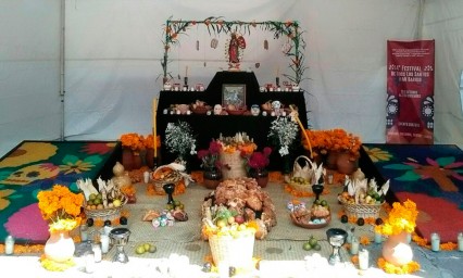 Mantienen tradiciones en Santiago