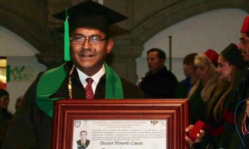 Otorgan Honoris Causa a poblano Jim&eacute;nez Merino