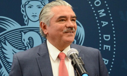 Leonardo Vald&eacute;s: &ldquo;Ensayo, una reflexi&oacute;n, un di&aacute;logo con otras ideas&rdquo;