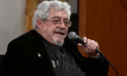 &ldquo;Poes&iacute;a, forma m&aacute;s alta de usar el idioma"