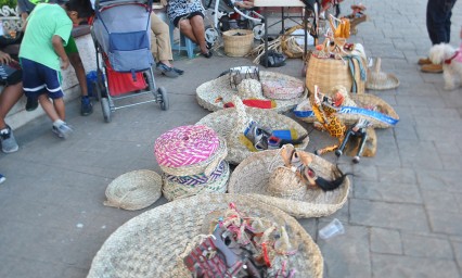 Realizan artesanos intercambio cultural en la Semana de la Mixteca