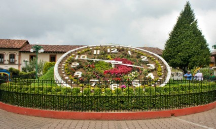 Realiza investigador experimento con p&eacute;ndulos de Zacatl&aacute;n