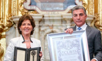 Entregan Clavis Palafoxiana a Mar&iacute;a Cristina Garc&iacute;a