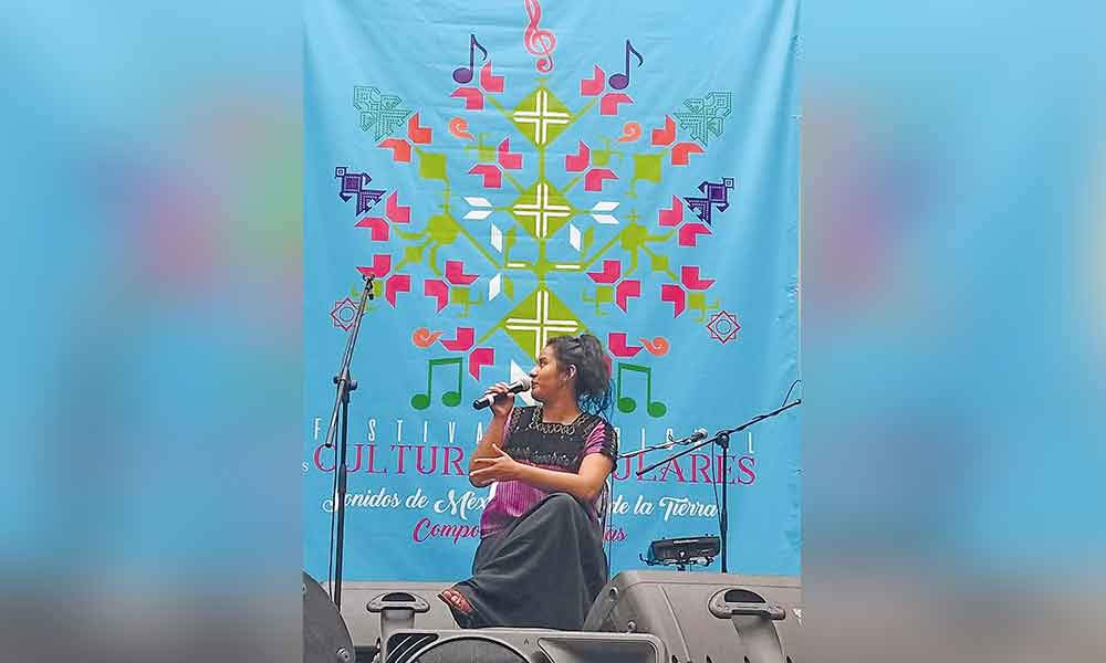 Poeta Mixteca deja mensaje en cierre del Festival de las Culturas 