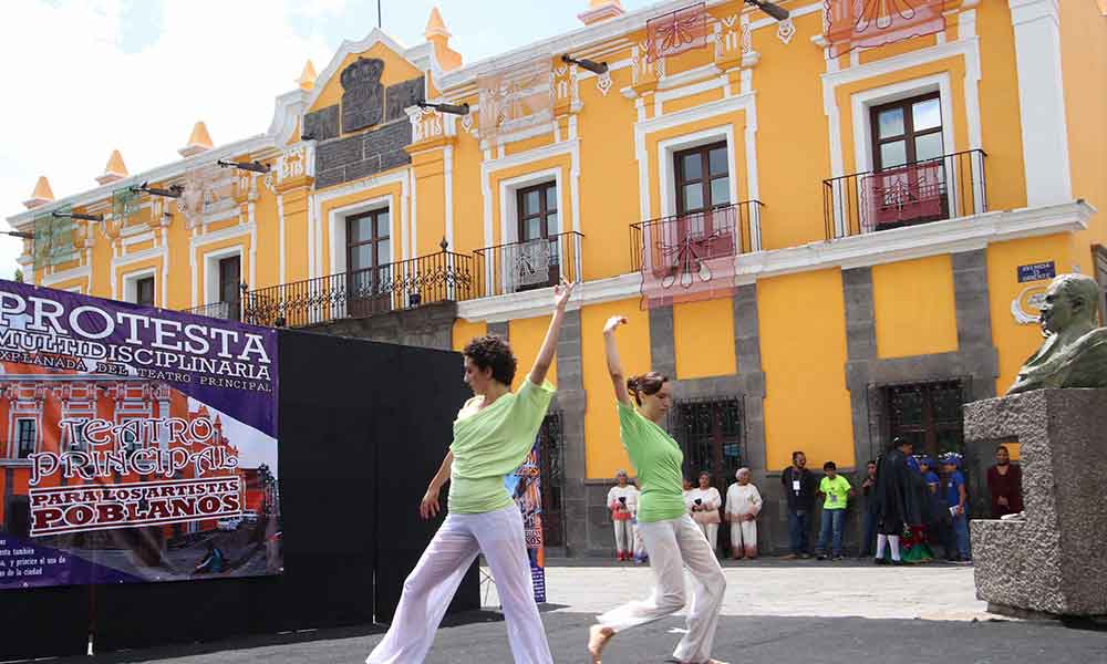 Protestan artistas en explanada del Teatro Principal