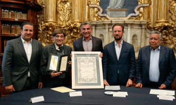 Entregan Clavis Palafoxiana al dramaturgo Manuel Reigadas