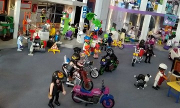 Exponen mega colección de figuras de la infancia