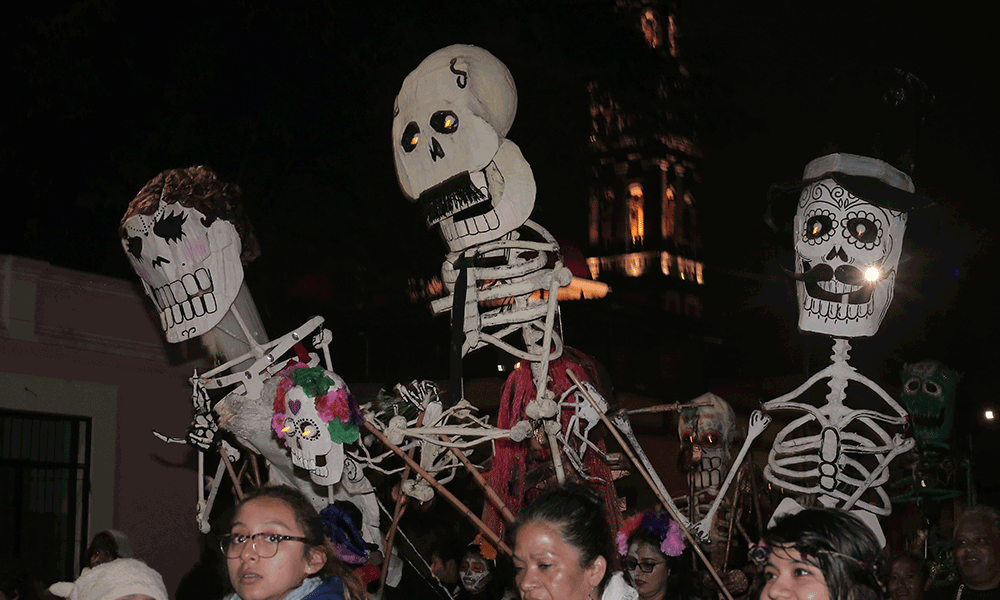 Calaveras desfilan por el Centro Histórico de Puebla