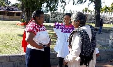 Expresan su identidad cultural con bordados