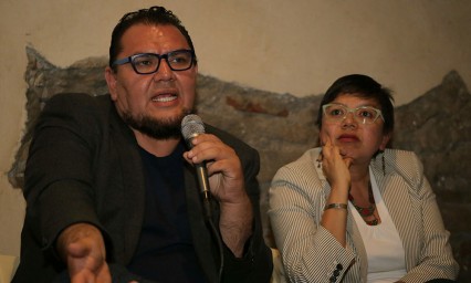 Presenta Alarc&oacute;n su nuevo libro Veintitr&eacute;s y Uno