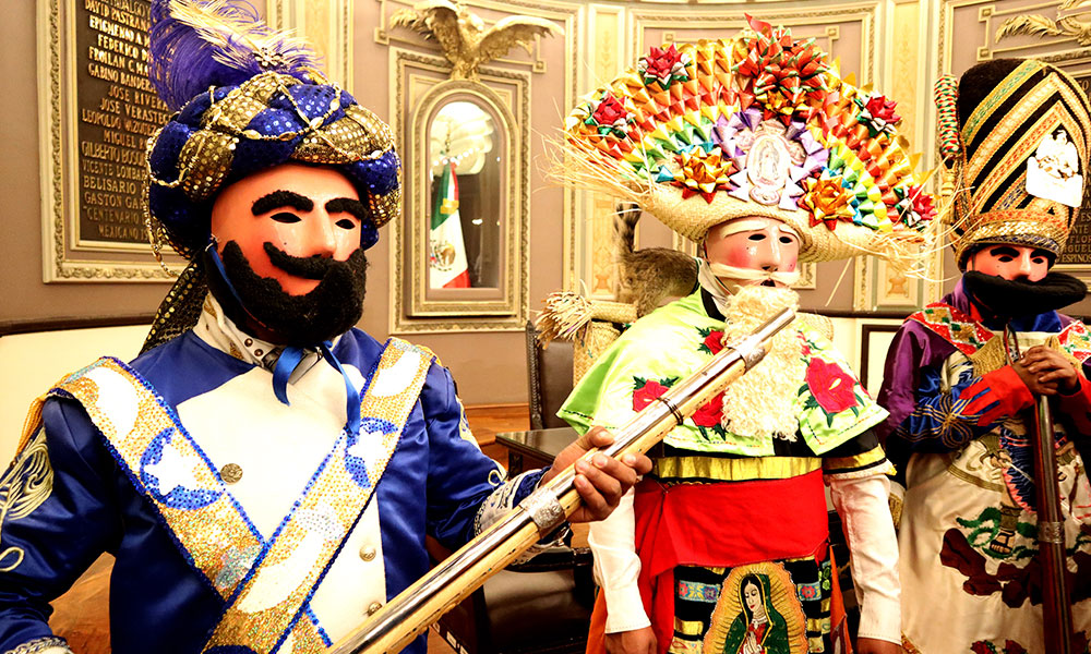GALERÍA: El carnaval de Huejotzingo se cuela en el Congreso 