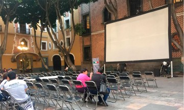 Realizan muestra de cine al aire libre