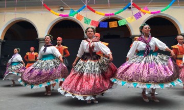 Bailan estampas de 5 estados