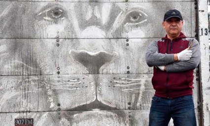 Transportista convierte su cami&oacute;n en galer&iacute;a de arte