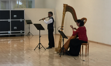 Ejecutan concierto de flauta y arpa