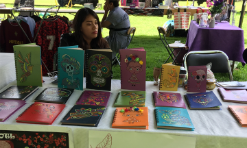 Música y artesanías conviven en tianguis cultural