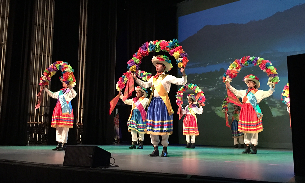 Recorren historia de Puebla con danza tradicional